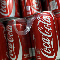 fezes humanas em latas da Coca-Cola