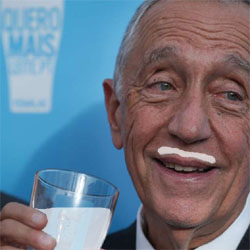 portugueses a beber mais leite