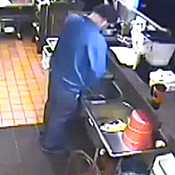 Empregado de Pizza Hut apanhado a urinar na cozinha Empregado de Pizza Hut apanhado a urinar na cozinha