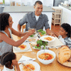 Refeições em família ajudam crianças a experimentarem novos tipos de comida Refeições em família ajudam crianças a experimentarem novos tipos de comida